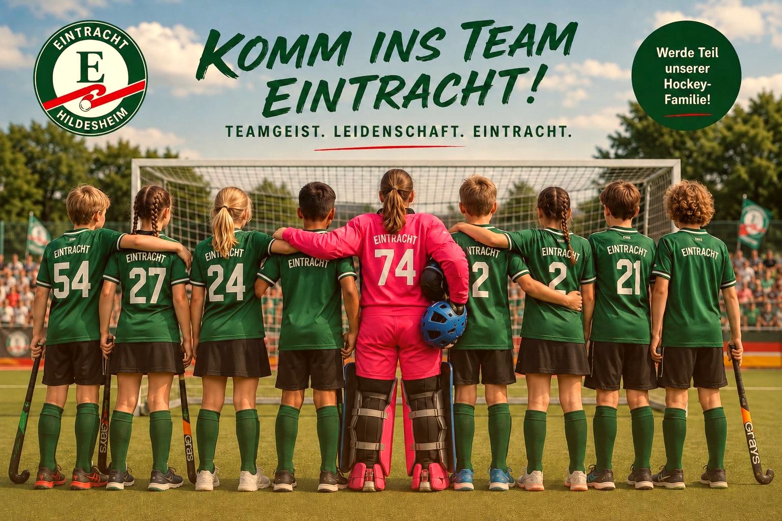 Komm ins Team Eintracht Hildesheim – Kinder und Jugendliche der Hockey-Mannschaft von Eintracht Hildesheim stehen Arm in Arm vor dem Tor